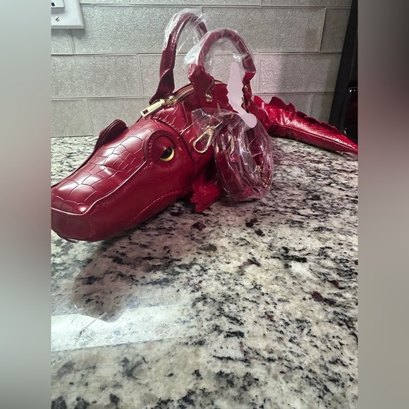 Alligator-Print 🐊❤️ Women’s Red Handbag NEW WITH TAGS w/ Detachable Strap - Picture 5 of 8